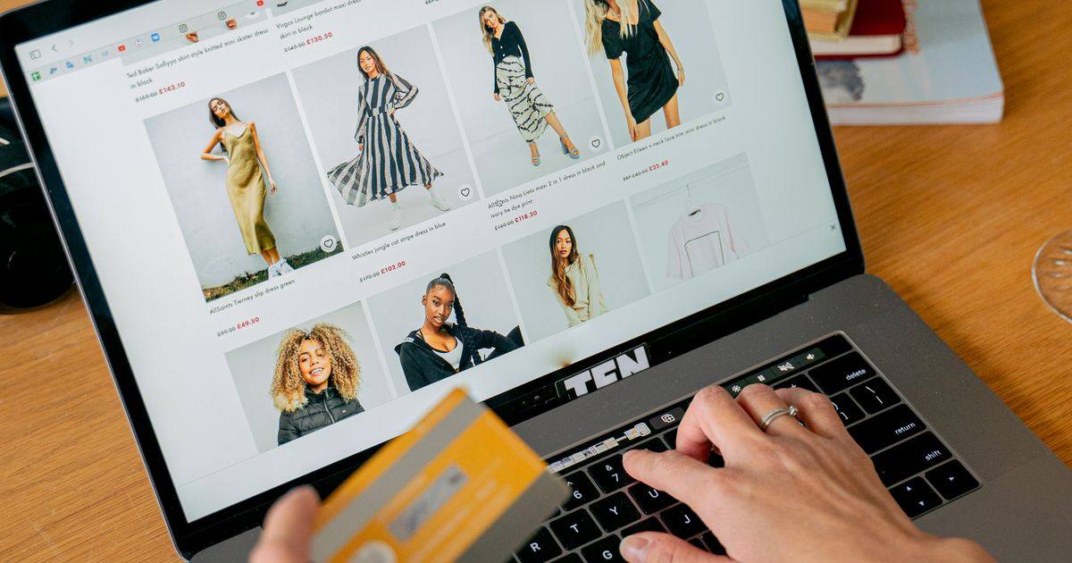 Laptop üzerinde online mağaza yönetimi