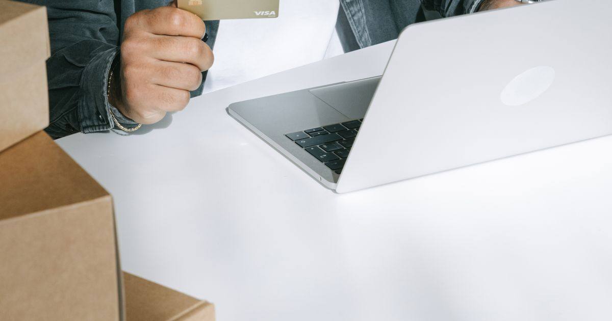 Laptop ve kargo kutularıyla e-ticaret
